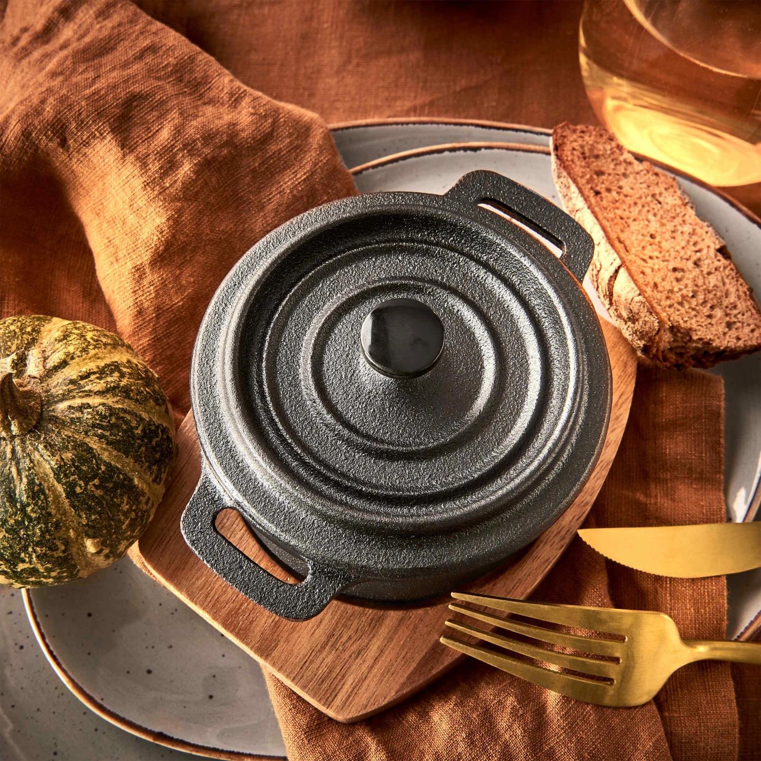 Mini-Serviertopf Mit Holzuntersetzer L 14 X B 11cm HOT IRON In Schwarz 8 Mini-Serviertopf Mit Holzuntersetzer L 14 X B 11cm HOT IRON In Schwarz – Bild 6