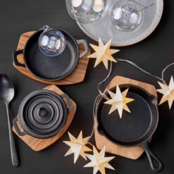 Mini-Serviertopf Mit Holzuntersetzer L 14 X B 11cm HOT IRON In Schwarz 16 Mini-Serviertopf Mit Holzuntersetzer L 14 X B 11cm HOT IRON In Schwarz -Angebote Butlers Store butlers mini serviertopf mit holzuntersetzer l 14 x b 11cm hot iron in schwarz 6