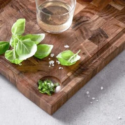 Schneidebrett Mit Saftrille Und Intarsien L 50 X B 27cm ACACIA In Braun -Angebote Butlers Store butlers schneidebrett mit saftrille und intarsien l 50 x b 27cm acacia in braun 10