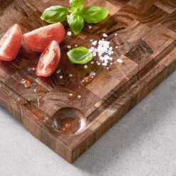 Schneidebrett Mit Saftrille Und Intarsien L 50 X B 27cm ACACIA In Braun -Angebote Butlers Store butlers schneidebrett mit saftrille und intarsien l 50 x b 27cm acacia in braun 9