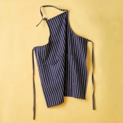 Schürze BUTCHERSTRIPE In Dunkelblau -Angebote Butlers Store butlers schurze butcherstripe in dunkelblau 2